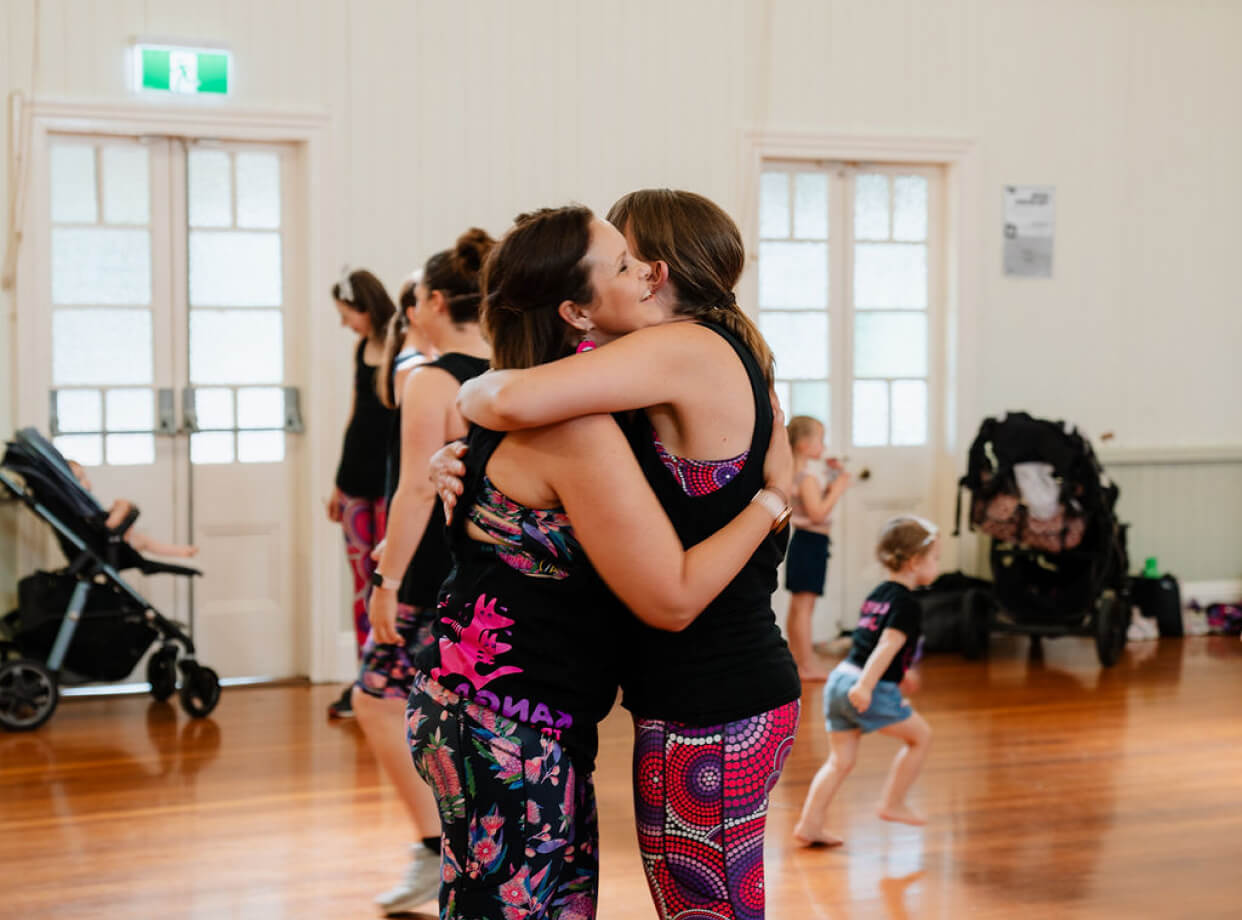 Two Kangatraining mothers hugging